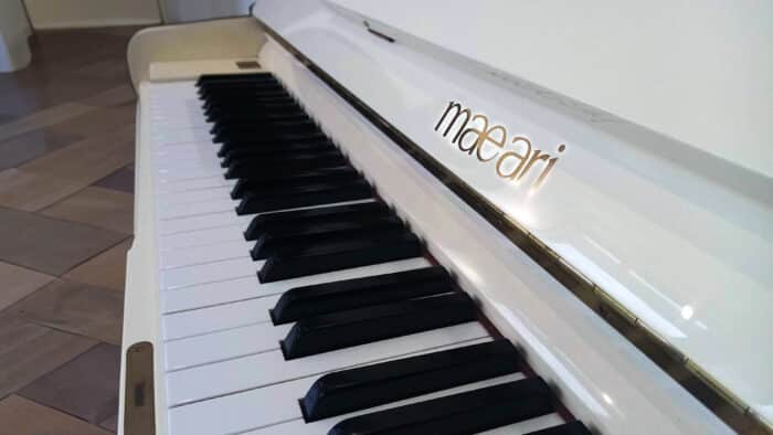piano maeari modèle u835 blanc ivoire laqué piano droit occasion